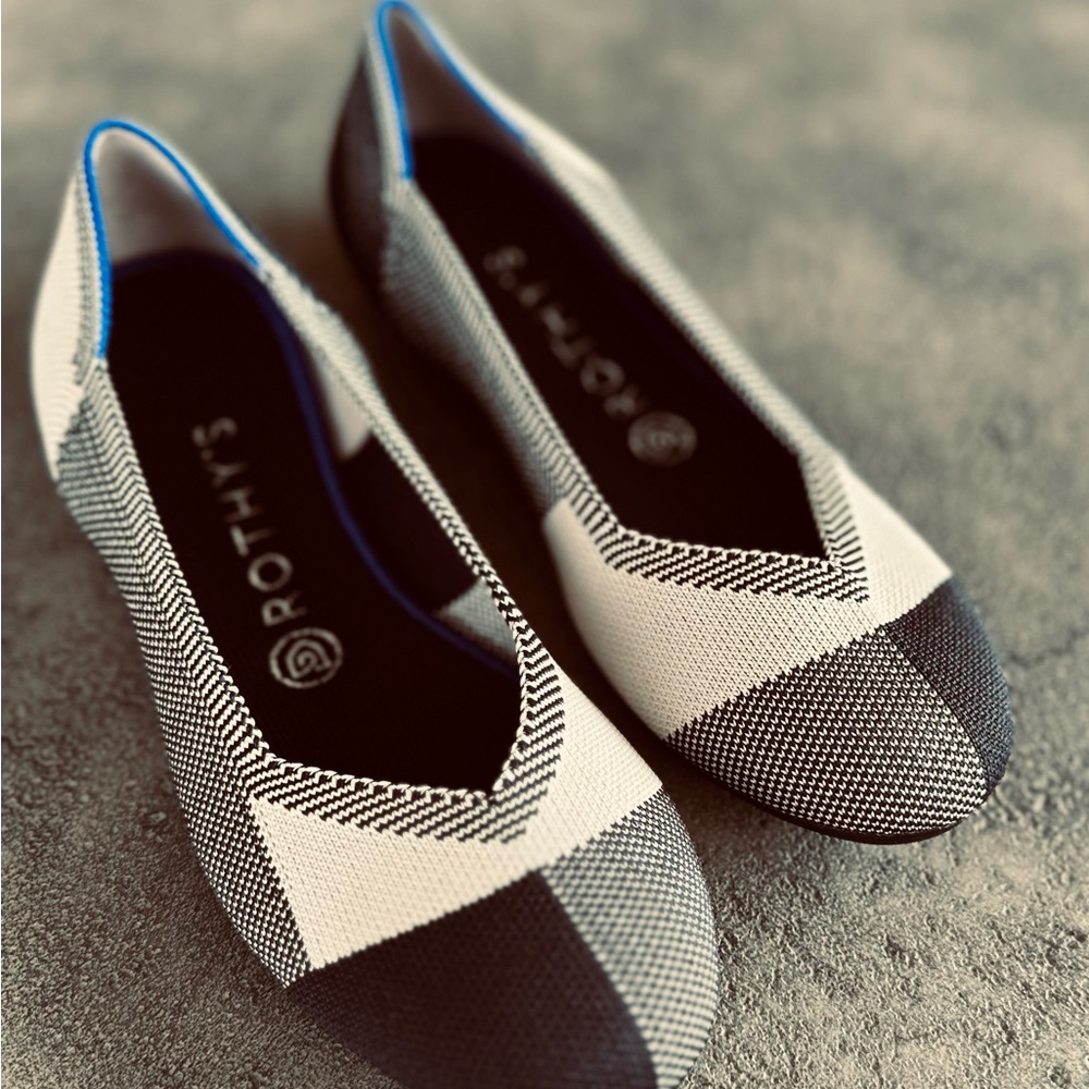 Rothy’s Captoe Round Black and Cream Flats (retired) NEW without tags. Size 8